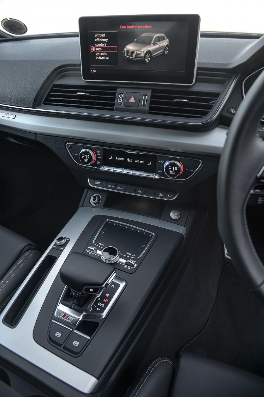 Детали интерьера Audi SQ5 3.0 TFSI 2017 года  (ZA) (фото 24 из 27)